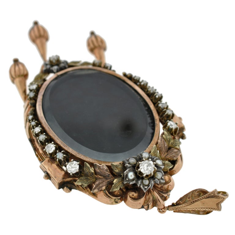 Victorianisches viktorianisches 15 Karat Diamant & Perlen gewölbtes Gold Medaillon (Viktorianisch) im Angebot