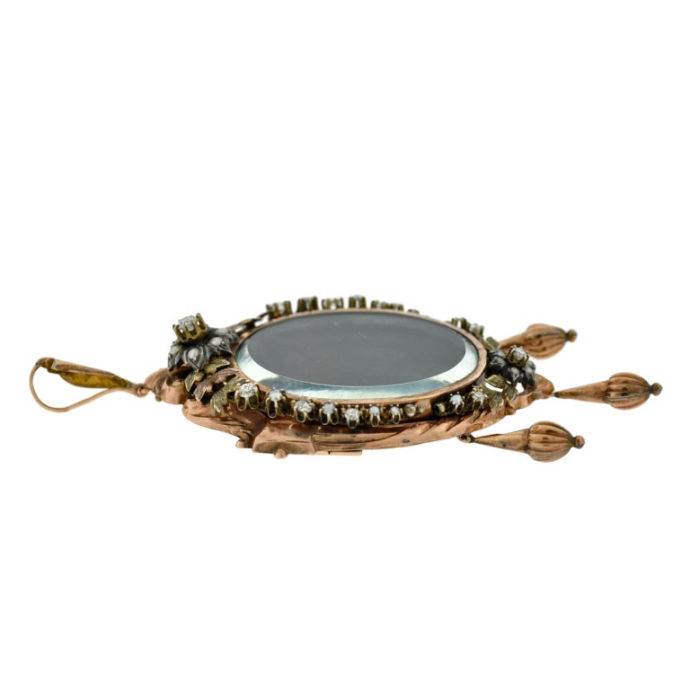 Victorianisches viktorianisches 15 Karat Diamant & Perlen gewölbtes Gold Medaillon im Zustand „Gut“ im Angebot in Narberth, PA