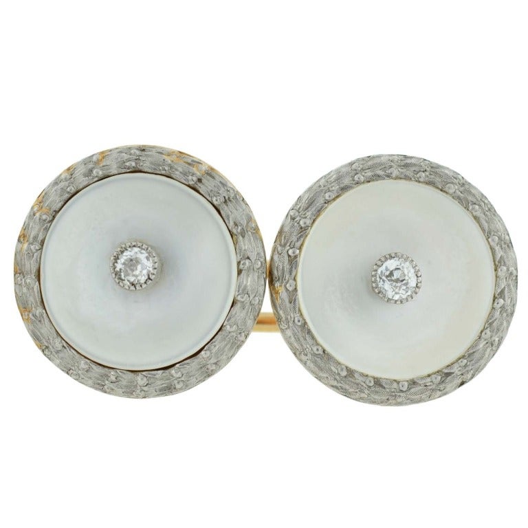 Magnifiques boutons de manchette en nacre française de l'époque édouardienne (ca1910) ! Fabriqués en or jaune 18 carats, ces fabuleux boutons de manchette double face présentent une belle surface en nacre et une monture en platine. La bordure