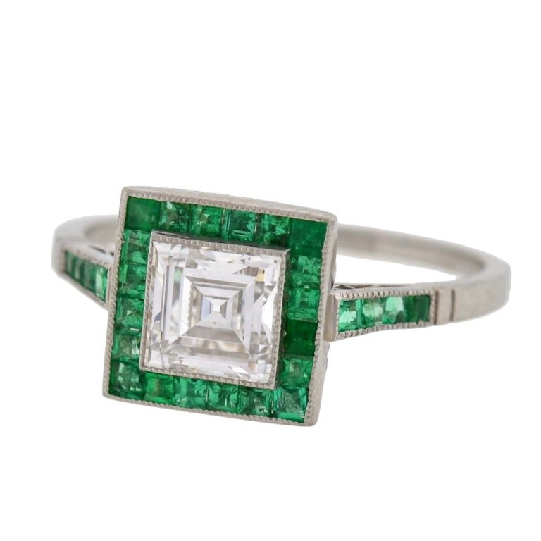 Art Deco Smaragd & Stufenschliff Diamant Verlobungsring 0::85ct im Zustand „Hervorragend“ in Narberth, PA