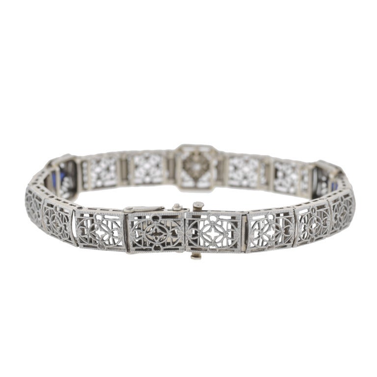 Ein einfach wunderschönes Diamant- und Saphirarmband aus der Zeit des Art déco (ca. 1920)! Dieses wunderschöne Armband ist aus 14-karätigem Weißgold gefertigt und besteht aus 17 Gliedern:: die eine filigrane Oberfläche aufweisen. In 3 der Glieder