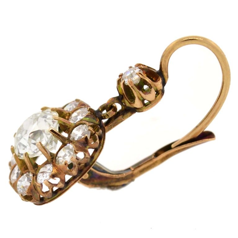 Ein unglaubliches Paar Diamantohrringe aus der viktorianischen Ära (ca. 1880)! Diese wunderschönen Ohrringe sind aus 18-karätigem Gelbgold gefertigt und haben ein hübsches blumenförmiges Cluster-Design aus Diamanten im Old Mine Cut. In der Mitte