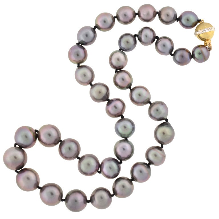 A classically beautiful Estate pearl necklace! This wonderful and feminine piece features a single strand of 35 Tahitian pearls, which have an iridescent, dark grey color and wonderful luster. The pearls graduate slightly in size and are strung on