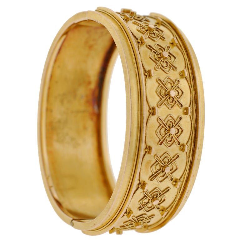 Victorian Gold Etruscan Hinged Bangle Bracelet In Excellent Condition In Narberth, PA