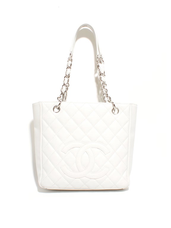 Keep your look au courant with this Chanel caviar quilted leather shopper tote bag.  Featuring double chain straps, one exterior pocket, two interior pockets and a small fob for your keys, you can conveniently pack your daily essentials and then