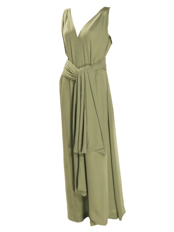 Make an elegant eveningwear statement with this 1970s convertible Galanos jumpsuit with belt. With the belt assistant, Galanos’ head-turning jumpsuit will shape a sophisticated after-dark silhouette. Colored with a light pistachio green, this