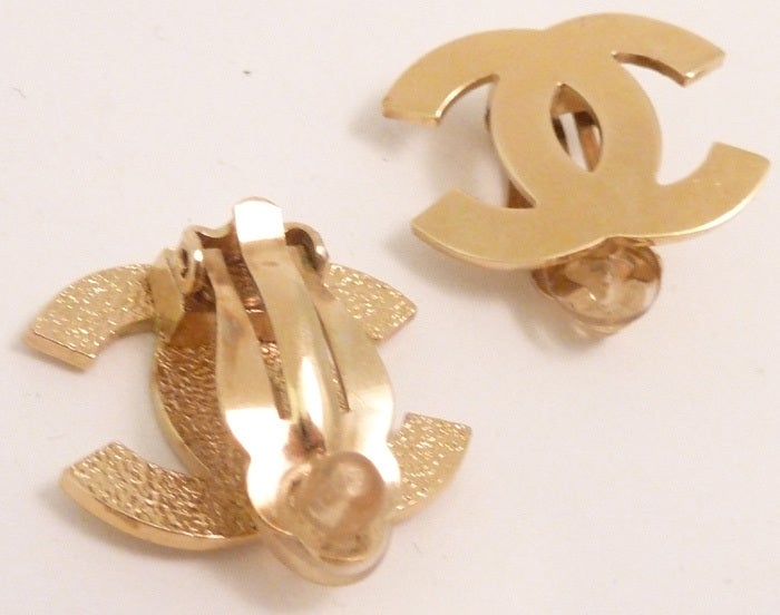 Distinctly Chanel, these stylish earrings feature the famous CC logo in a gold-tone setting.  In excellent condition, these clip earrings measure 1