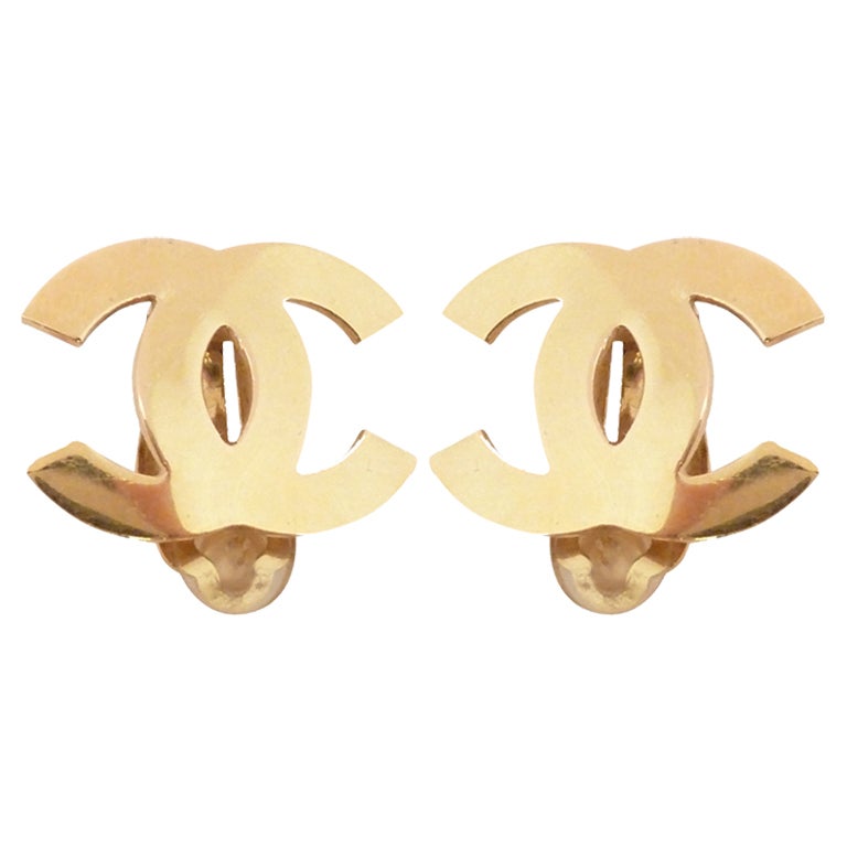 CLASSIC VINTAGE CHANEL CC LOGO EARRINGS For Sale