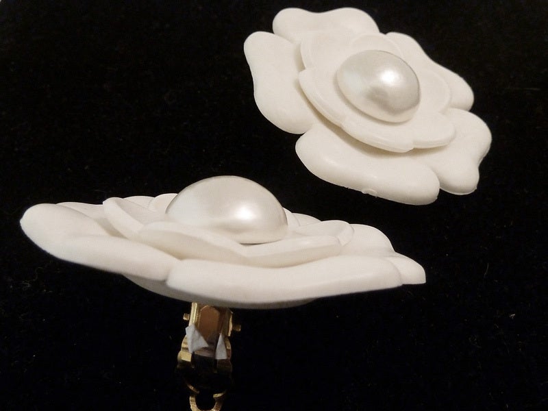 Vintage Signed Chanel Camellia Earrings In Excellent Condition For Sale In New York, NY