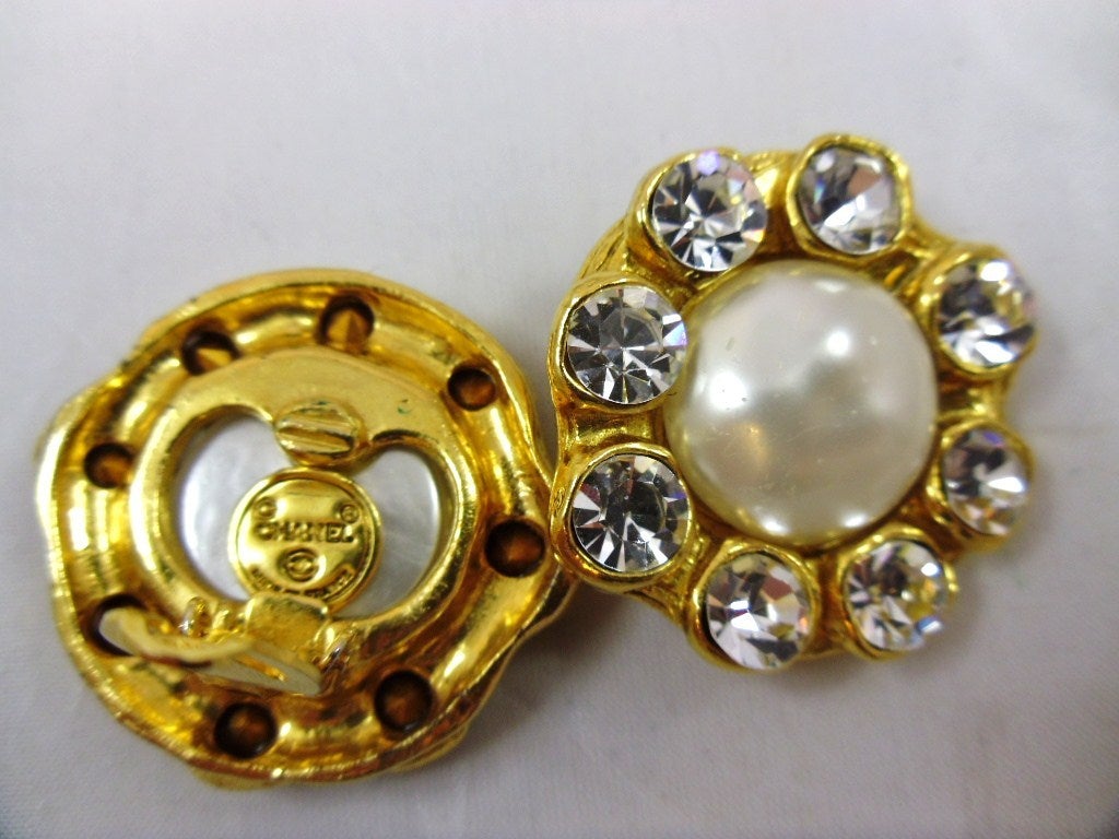Women's Chanel Rhinestone & Mabe Pearl Round Clip Earrings For Sale
