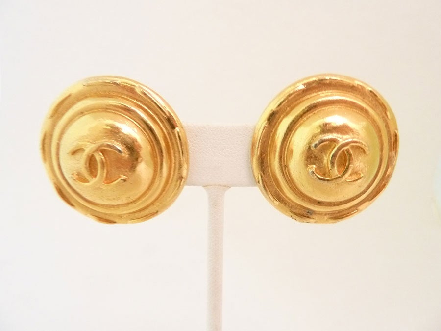 I bought these earrings from the same collector and know they are probably from the late 70’s.   These vintage signed Chanel earrings feature the Chanel CC logo in a gold-tone setting.  In excellent condition, these clip earrings measure 1 ¼” in