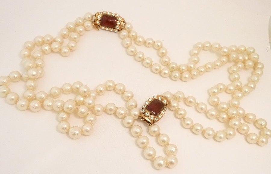 Women's Vintage 1970s Signed Chanel Gripoix Glass & Faux Pearl Necklace For Sale