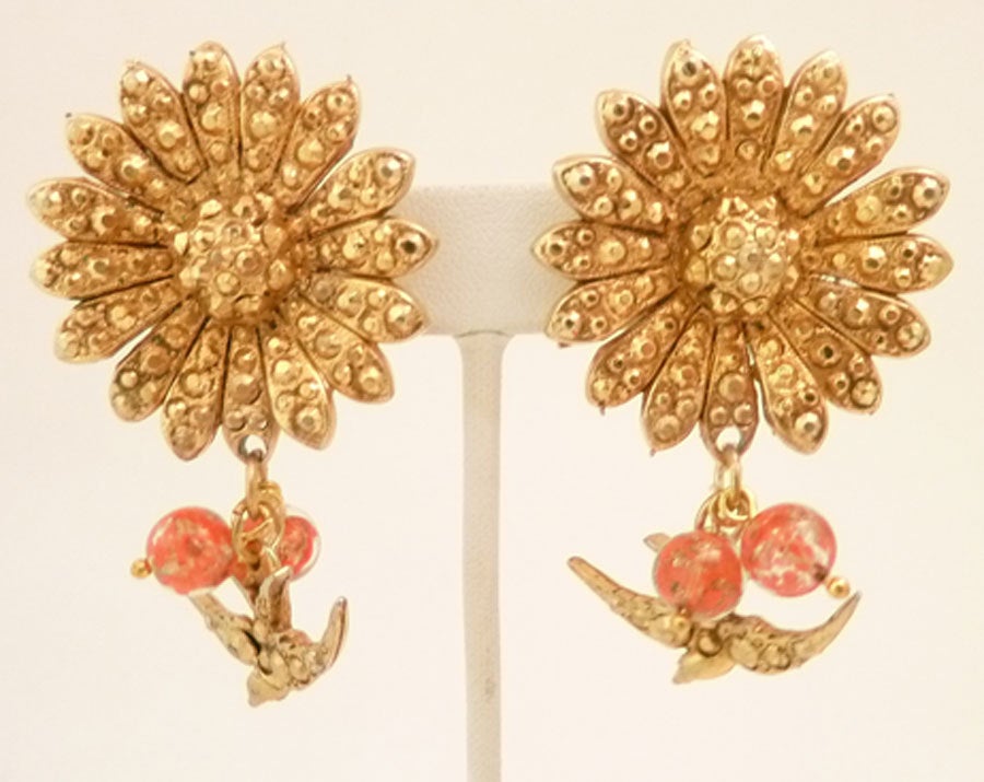 These vintage signed Alexis Lahellee Paris earrings feature foiled red and clear glass beads in a gold-tone setting. In excellent condition, these clip earrings measure 2 ½? x 1 ½?, are signed Alexis Lahellee Paris.