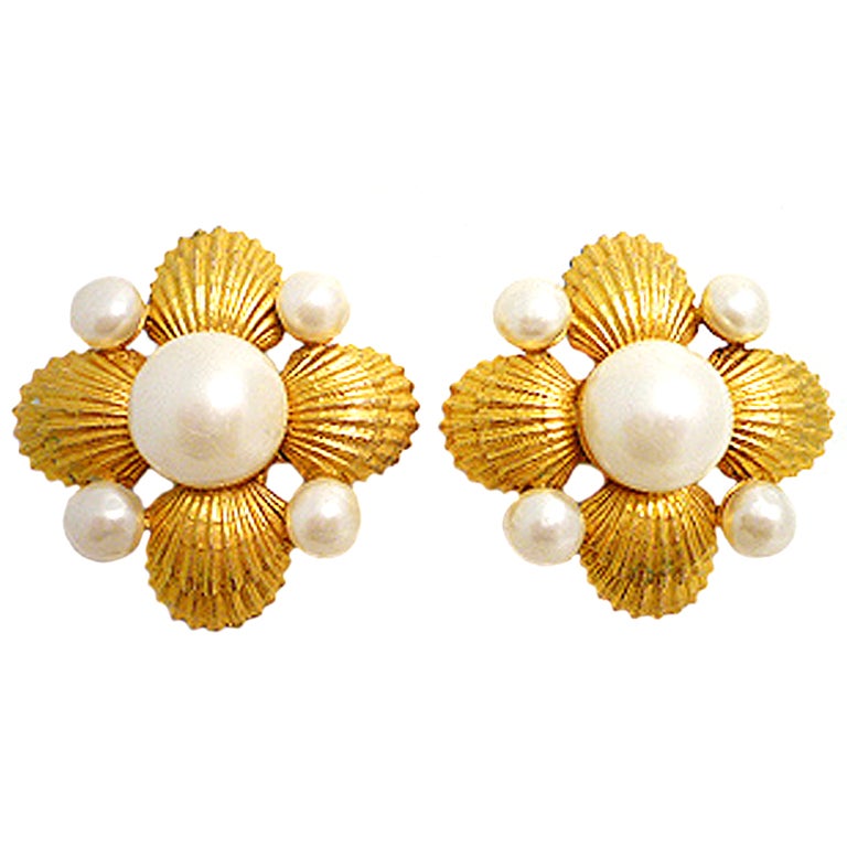 Vintage Chanel Faux Pearl Shell Design Earrings For Sale