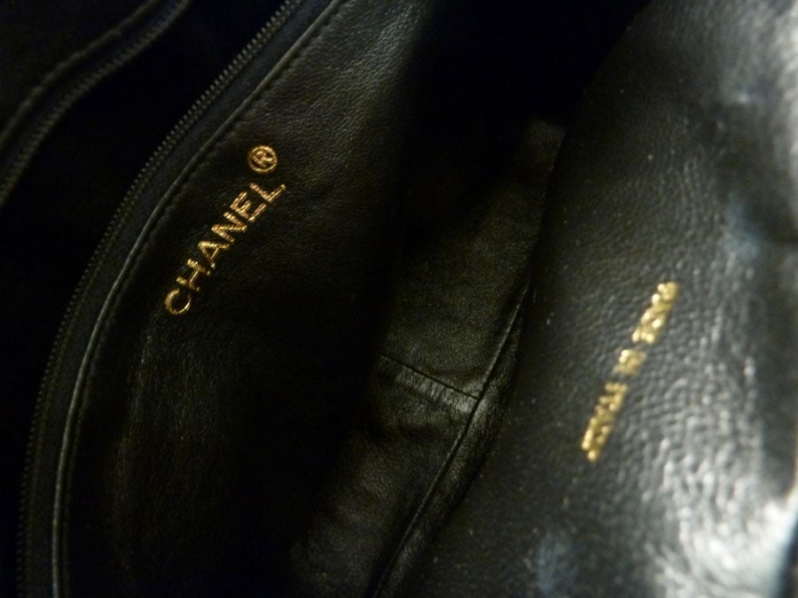Vintage Signed Chanel Quilted Black Patent Leather Purse In Excellent Condition For Sale In New York, NY