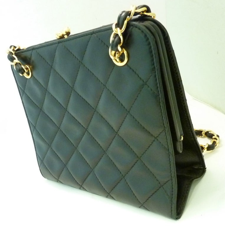 Vintage Signed Chanel Black Leather Quilted Purse In Excellent Condition For Sale In New York, NY