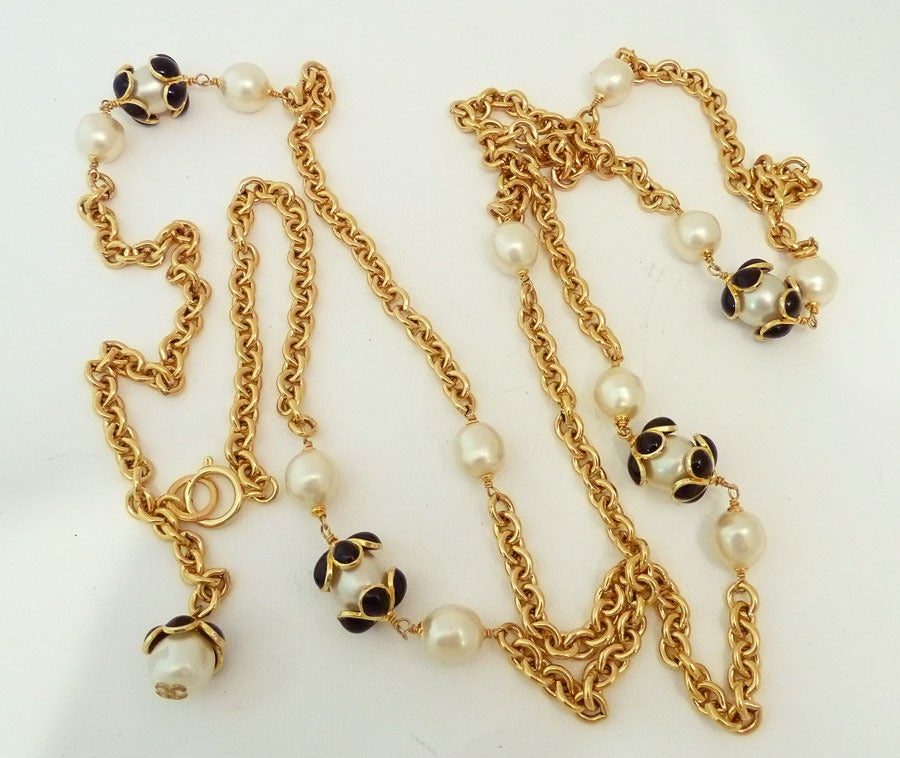 Long Vintage Chanel Faux Pearl Camellia Sautoir In Excellent Condition For Sale In New York, NY
