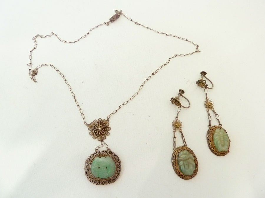 Art Deco Jade Sterling Silver Pendant Necklace and Earrings In Excellent Condition For Sale In New York, NY