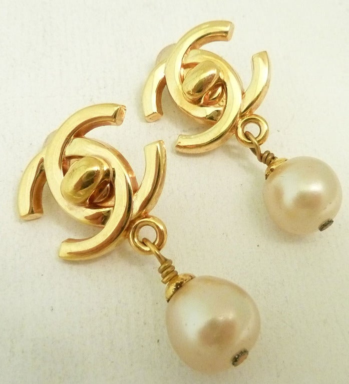 Vintage Signed Chanel Faux Pearl Logo Earrings In Excellent Condition For Sale In New York, NY