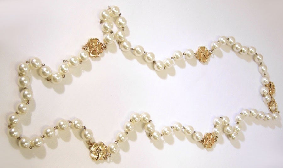 Vintage Chanel Faux Pearl Sautoir Necklace In Excellent Condition For Sale In New York, NY