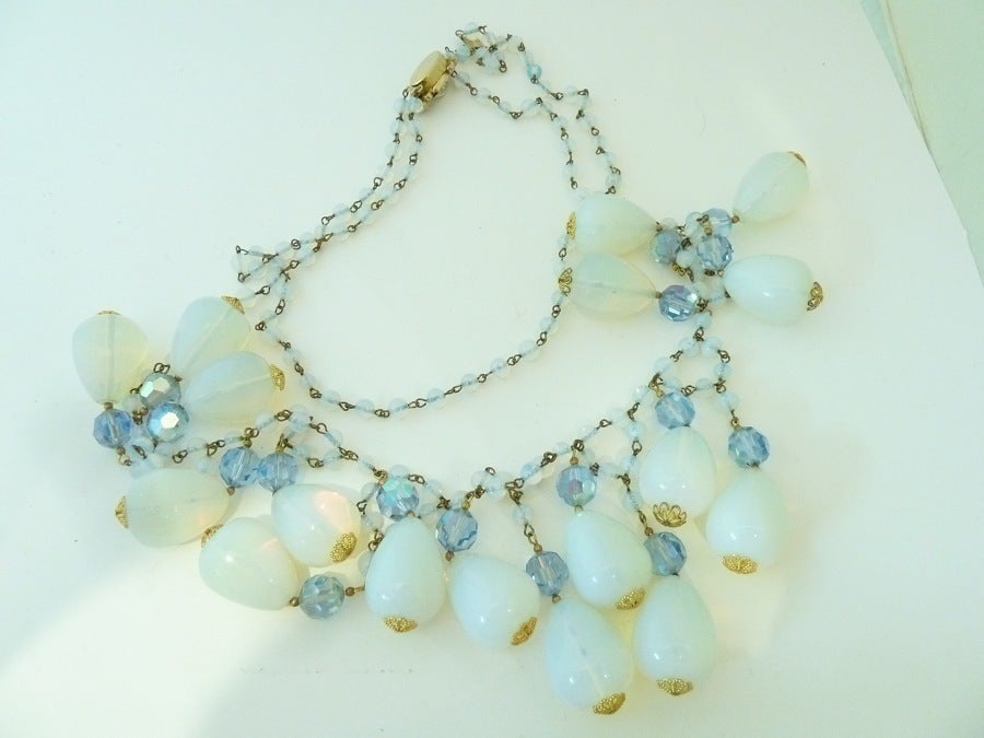 Vintage Opaline Glass Drops Necklace In Excellent Condition For Sale In New York, NY