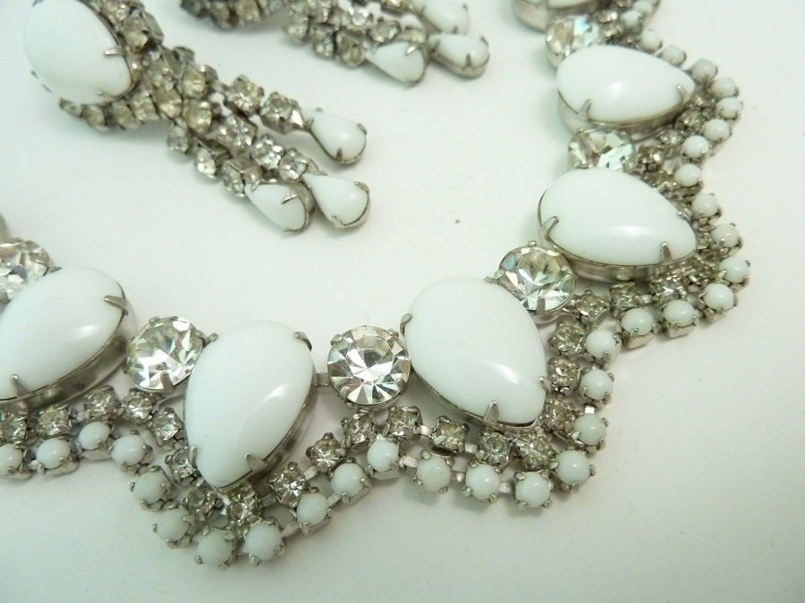 Vintage Unsigned Weiss White Milk Glass Rhinestone Necklace & Earrings In Excellent Condition For Sale In New York, NY