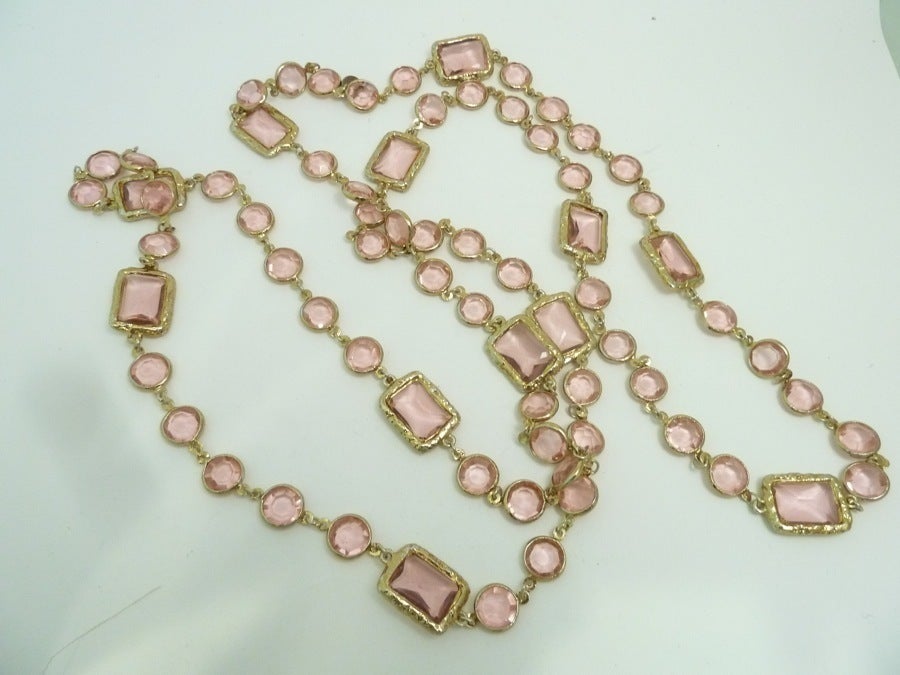 Vintage Signed Chanel 1981 Pink Crystals ‘Chicklet’ Sautoir Rope Necklace In Excellent Condition For Sale In New York, NY