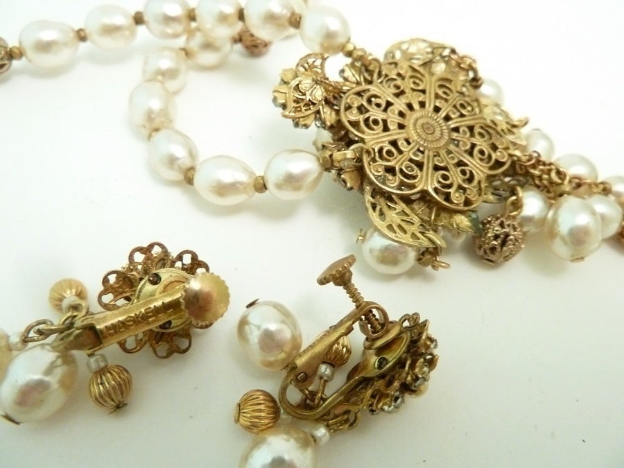 Vintage Signed Miriam Haskell Pendant Necklace & Earrings In Excellent Condition For Sale In New York, NY