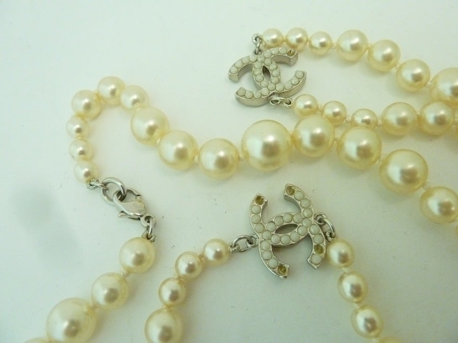 Vintage Signed Chanel Faux Pearl Logo Necklace In Excellent Condition For Sale In New York, NY