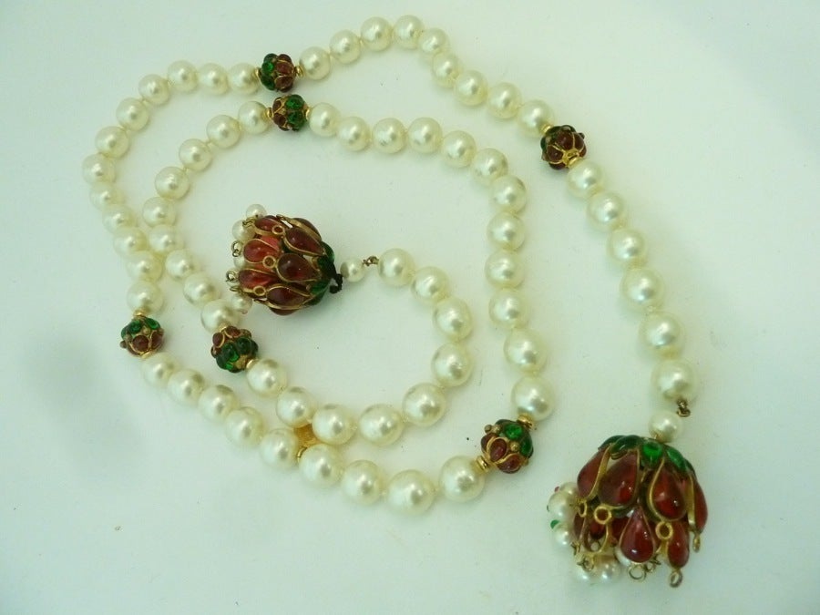 Women's Vintage 1970’s Signed Chanel 22 Gripoix Glass & Faux Pearl Lariat Rope Necklace *As is