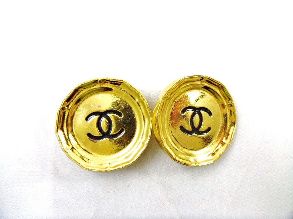 Chanel Classic CC Gold tone clip back earrings, Season 25. Firm hold and comfortable to wear.