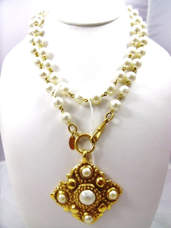Women's Chanel Byzantine Hammered Gold & Pearl Pendant necklace, 1980s For Sale