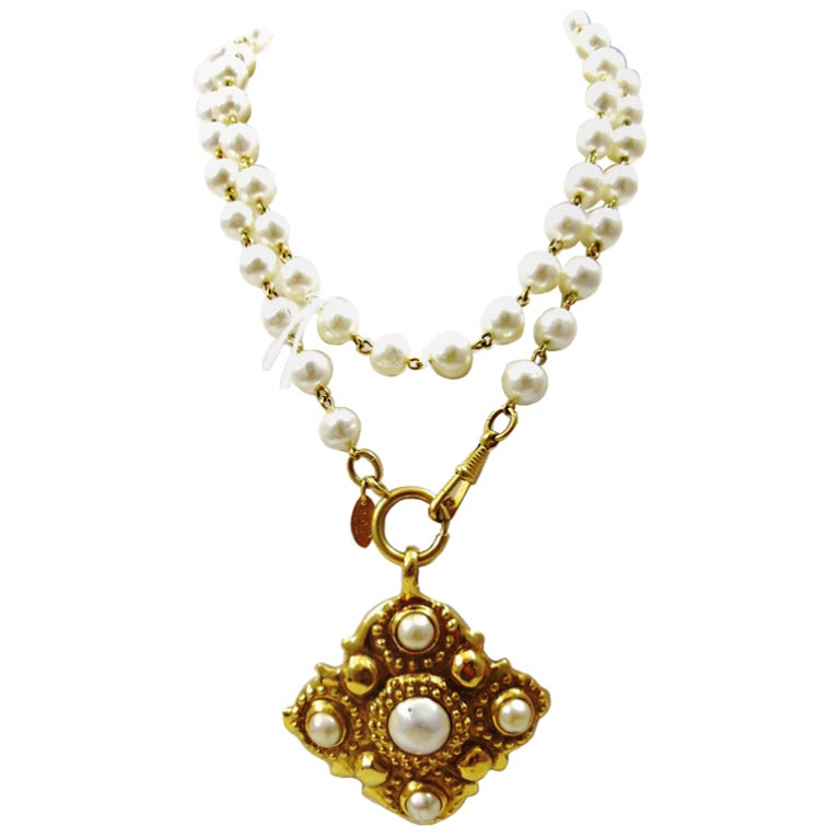 Chanel Byzantine Hammered Gold & Pearl Pendant necklace, 1980s For Sale