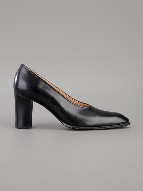 Black calf leather pumps by Hermes featuring an almond toe, a slip on fit and a mid height block heel.

Size: IT 36 

Heel - 7.5 centimetres