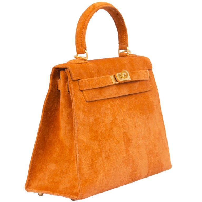 This extreme rarity would be a spectacular addition to any important collection. The 25cm Kelly, a very desirable size, is done in rare Veau Doblis (suede) in Potiron orange. Already a rarity, the bag is also done with brushed gold hardware. The