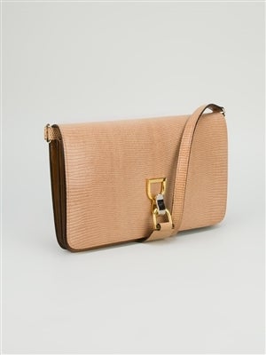 Beige vintage lizard skin clutch bag from Gucci featuring a shoulder strap, a gold-tone metal clasp fastening, a brown lining with a zipped interior pocket, a gold-tone printed logo and interior compartments. This bag has a detachable shoulder