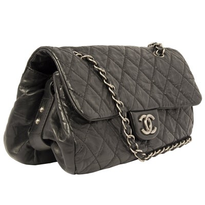Chanel classic 2.55 shoulder bag in black. This piece has pewter hardware, an exterior open pocket, one interior open pocket and one interior zip pocket. 

Material: Leather, metal

Measurements:  W: 32cm H: 20cm D: 10cm Handle Drop: Double:
