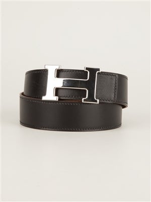 Black leather buckle from Hermès featuring a silver tone logo buckle.

Material: Leather

Size: width: 3.5 centimetres, length: 71 centimetres

Condition: Pre-owned, very good condition.
Light usage, with minor signs of