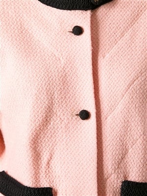 Pink and black wool jacket from Chanel vintage, boasting a round neck, long sleeves, contrast button fastening, side seam pockets and black trim.

Material: Wool

Size: 40 French

Condition: Pre-owned, very good condition
Light usage, with