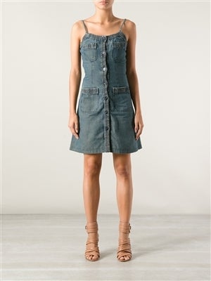 Blue denim pinafore dress from Chanel featuring spaghetti straps, a front button fastening and four patch pockets on the front with ruched edges. 

Material: Cotton

Size: 36 French

Condition:  Pre-owned, excellent condition
Next-to-new,