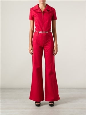 Red cotton jumpsuit from Chanel featuring notched lapels, short sleeves, a front zip fastening, side pockets, a flared style and a silver tone belt at the waist.

Material: Cotton

Size: 36 French

Condition: Pre-owned, very good