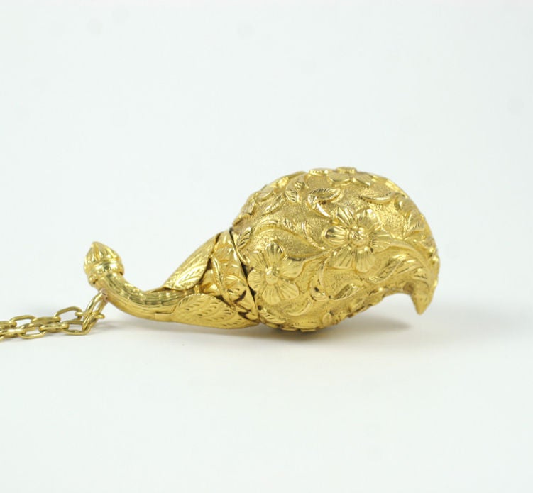 Gold Make-Up Pendant on Necklace In New Condition For Sale In Fifth Avenue, NY
