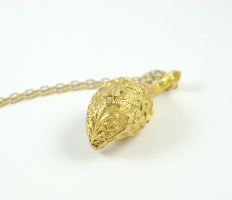 Gold Make-Up Pendant on Necklace For Sale 3