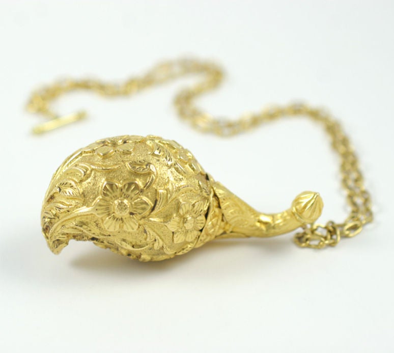 Anglo-Indian Gold Make-Up Pendant on Necklace For Sale