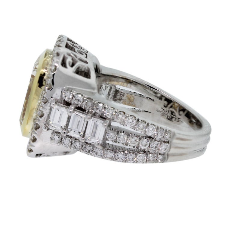 18kt Zwei-Ton Fancy Yellow Cushion Cut Diamant Verlobungsring
Hauptdiamant:Cushion Cut Fancy Yellow Diamant
Karatgewicht der Diamanten: Haupt Diamant ist ca. 6,02ct
Farbe des Diamanten: Fancy Yellow
Diamant Reinheit: SI1
Akzent-Diamanten: 2,40 ct.