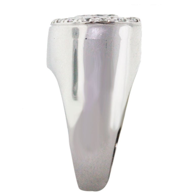 18kt White Gold and Diamond Pear Shape Mens Ring with Diamond Setting.
Main Diamond: Pear Cut 
Diamond Carat Weight: Main Diamond is approx. 0.65ct
Diamond Color: H/I
Diamond Clarity: VS
Accent Diamonds: 0.60ctw of Round Cut Diamonds
Color: