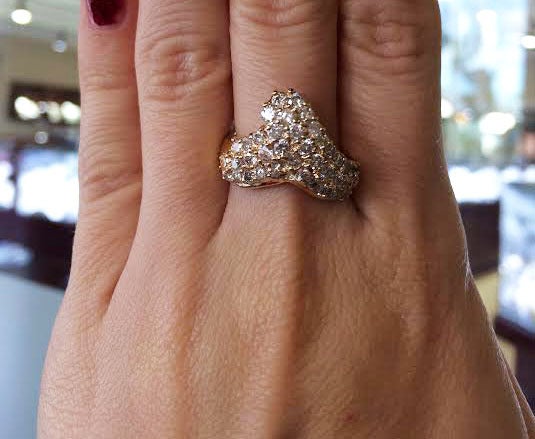 Bague en forme de V avec diamants ronds brillants de 1,60 carat Excellent état - En vente à Boca Raton, FL