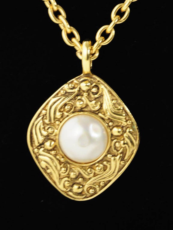 Vintage Chanel Gold Necklace with Intricate Pearl Pendant In Excellent Condition For Sale In Boca Raton, FL