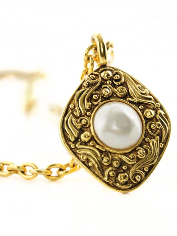 Vintage Chanel Gold Necklace with Intricate Pearl Pendant For Sale at ...