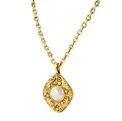 Vintage Chanel Gold Necklace with Intricate Pearl Pendant 12
